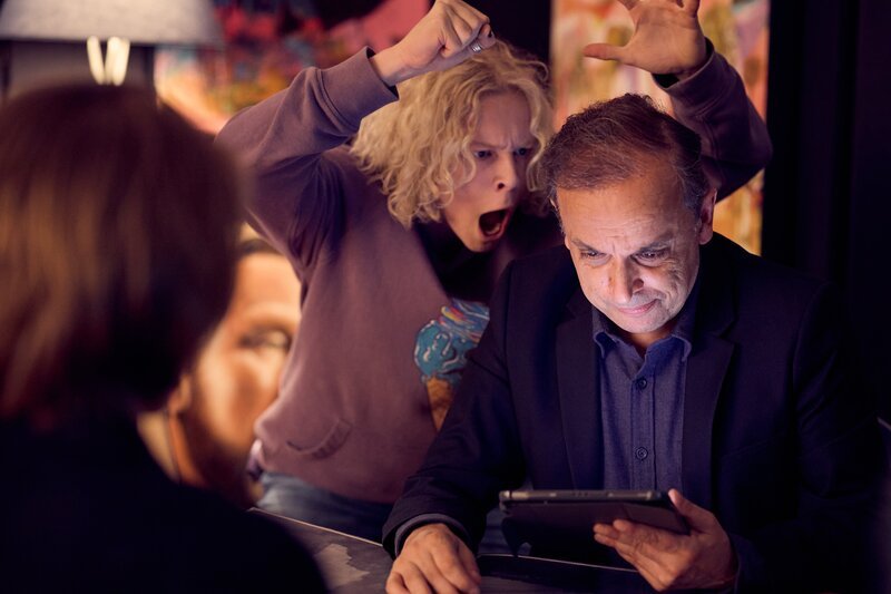 Mapplethorpe (Stacy Clausen, Mitte) versucht, das Gespräch mit Professor Oleander (Alex Pinder, rechts) zu stören. – Bild: BR/​Werner Film Productions/​Ben Saunders