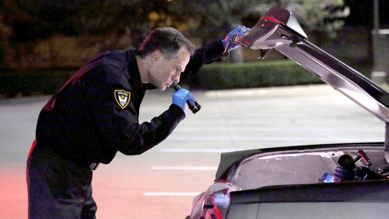 Der Polizist inspiziert das Auto – Bild: ukbox /​ © Crime + Investigation /​ A+E Networks