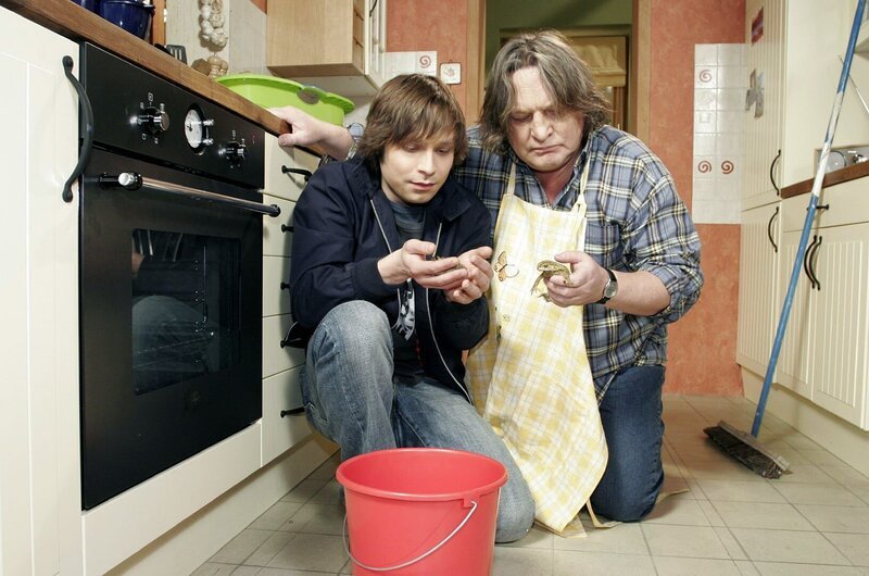 Bruno (Tim Sander, l.) ist froh, dass wenigstens in Göberitz bei seinem Vater (Volker Herold, r.) noch die Welt in Ordnung ist. Er hilft ihm, die Frösche für ihren Umzug ins neue Domizil vorzubereiten. – Bild: SAT.1 /​ Noreen Flynn