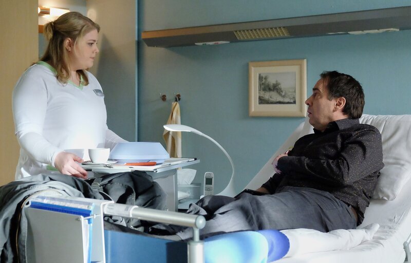 Thomas Lauser (Albrecht Ganskopf) ist von Kris Haas an einer Unfallstelle rabiat geschuppt worden. Lauser hat alles mitgefilmt, um es dann ins Internet zu stellen. Da er sich bei dem Sturz verletzt hat, will er Kris nun anzeigen und fühlt sich in vollem Recht. Doch dann wäscht Schwester Miriam (Christina Petersen) dem überaus pampigen Patienten so richtig den Kopf. – Bild: MDR/​Saxonia Media/​Sebastian Kiss