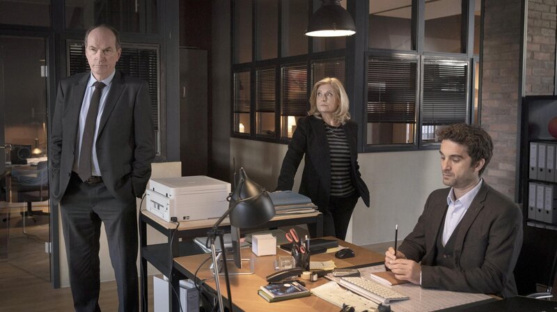 Dicke Luft in der Kanzlei: Markus Gellert (Herbert Knaup, l.) und Isa von Brede (Sabine Postel, M.) versuchen sich aus dem Weg zu gehen, Thomas Zuhse (Oliver Wnuk, r.) leidet unter den Spannungen. – Bild: Sat.1 emotions