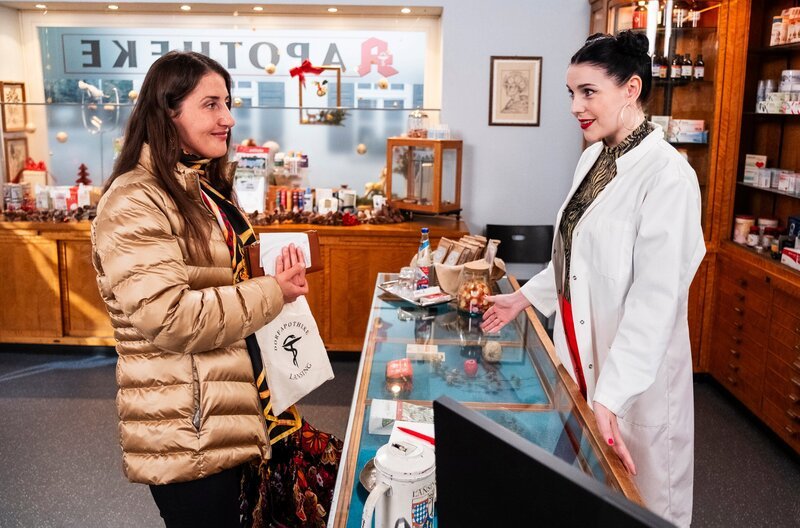 Rana (Gonca de Haas, links) erzählt Tina (Anita Eichhorn, rechts) von ihrem Plan für Sevim einen Reha-Platz in der Türkei zu suchen. – Bild: BR/​Lena Semmelroggen