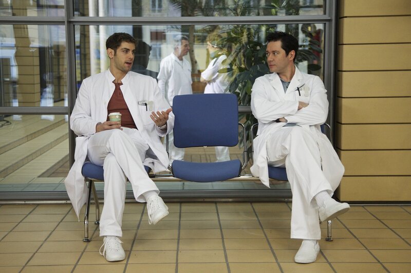 Dr. Philipp Brentano (Thomas Koch, rechts) redet Klartext mit seinem Nebenbuhler Dr. Niklas Ahrend (Roy Peter Link). – Bild: BR/​MDR/​Rudolf Wernicke