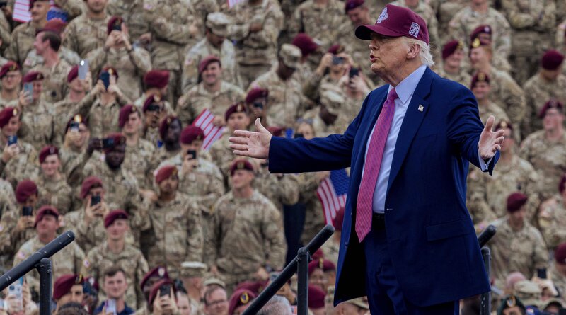 Präsident Donald J. Trump vor US-Truppen bei seiner Rede zum 250. Geburtstag der Armee auf der Militärbasis Fort Bragg. – Bild: rbb/​ IMAGO/​ZUMA Press Wire /​ ZDF