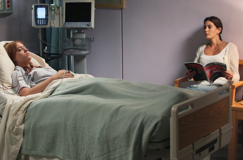 Während Karl und Bree ein Schäferstündchen halten, macht sich Susan (Teri Hatcher, r.) große Sorgen um ihre Tochter Julie (Andrea Bowen, l.), die ins Krankenhaus eingeliefert wurde, nachdem sie bewusstlos und stranguliert vor dem Haus gefunden wurde … – Bild: ATV2