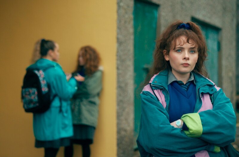 Zoe (Leia Murphy, r.) schmiedet Pläne. – Bild: WDR/​Deadpan Pictures/​Madeline Mulqueen