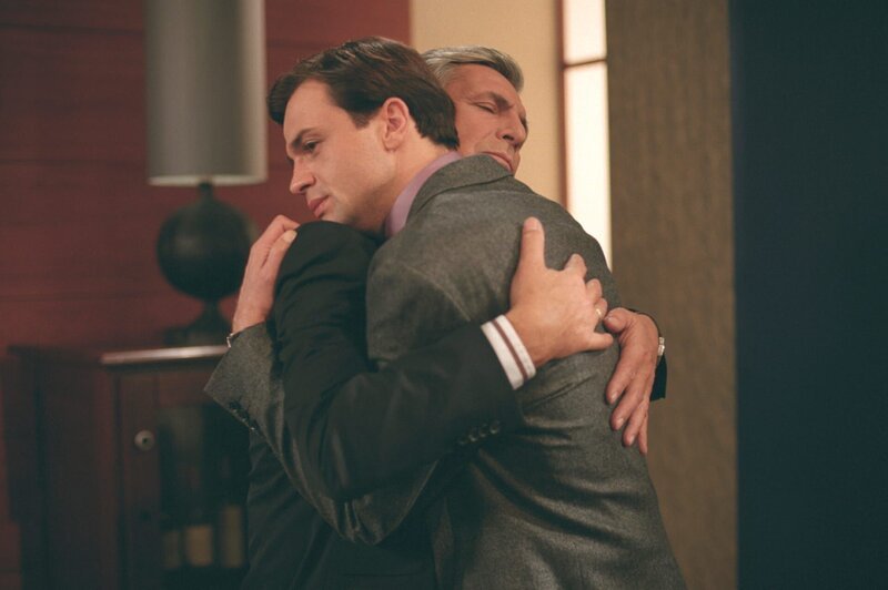 Noch ahnt Alexander Wellinghoff (Peter Hladik, l.) nicht, dass sein Sohn Pascal (Michael Rotschopf, r.) mit den Gefühlen seiner Familie spielt. – Bild: ZDF und Britta Krehl