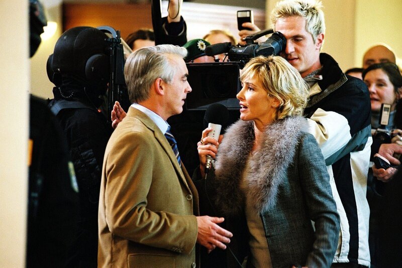 Felix (Christoph M. Ohrt, l.) wird von der Reporterin (Gundis Zambo, r.) zu den Vorfällen interviewt. – Bild: SAT.1 /​ Hardy Spitz