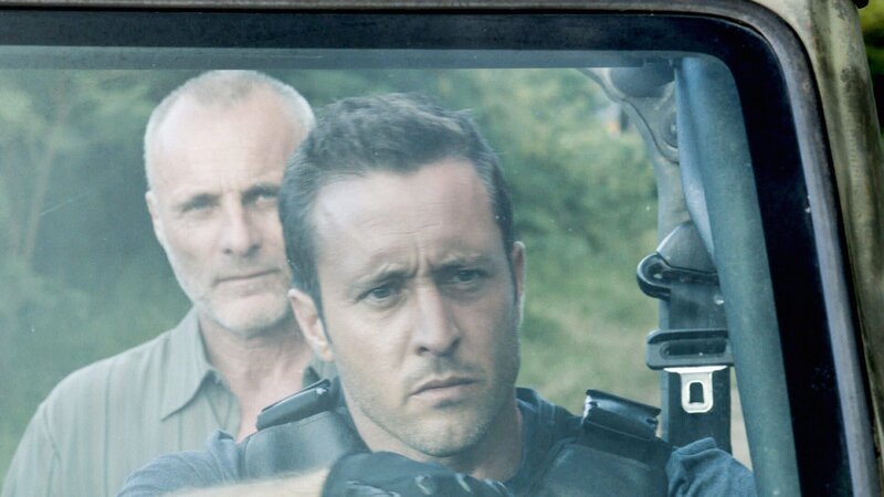 Im Bild (v.li.): Timothy V. Murphy als Nick Mercer/​Valentine, Alex O’Loughlin als Steve McGarrett. – Bild: 2014 CBS Broadcasting Inc. All Rights Reserved. Lizenzbild frei