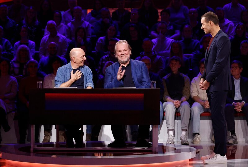 „Weihnachts-Special 2025“: Moderator Kai Pflaume (r.), sein Rateteam-Kapitän Bernhard Hoëcker (l.) und Opernsänger Michael Volle (M.). – Bild: ARD/NDR/Morris Mac Matzen „Weihnachts-Special 2025“: Moderator Kai Pflaume (r.), sein Rateteam-Kapitän Bernhard Hoëcker (l.) und Opernsänger Michael Volle (M.). – Bild: ARD/NDR/Morris Mac Matzen