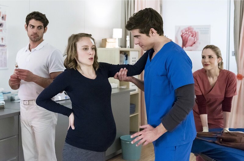 Die hochschwangere Mareike hat bereits starke Wehen, Ben führt sie zur Entspannung im Raum umher. Von links: Dr. Niklas Ahrend (Roy Peter Link), Mareike Köppke (Anke Retzlaff), Ben Ahlbeck (Philipp Danne), Julia Berger (Mirka Pigulla). – Bild: Jens-Ulrich Koch
