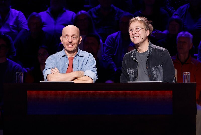 Rateteam-Kapitän Bernhard Hoëcker (l.) mit Schauspieler und Sänger Max Müller (r.). – Bild: ARD/NDR/Morris Mac Matzen Rateteam-Kapitän Bernhard Hoëcker (l.) mit Schauspieler und Sänger Max Müller (r.). – Bild: ARD/NDR/Morris Mac Matzen