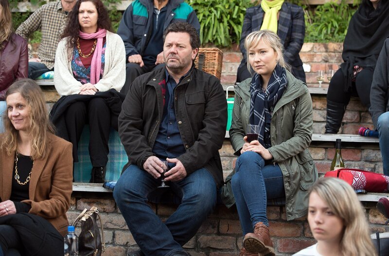 Shepherd (Neill Rea) und seine Assistentin Sims (Fern Sutherland) sehen mit eigenen Augen, wie ein Schauspieler stirbt. – Bild: ARD/​Alll3Meida International