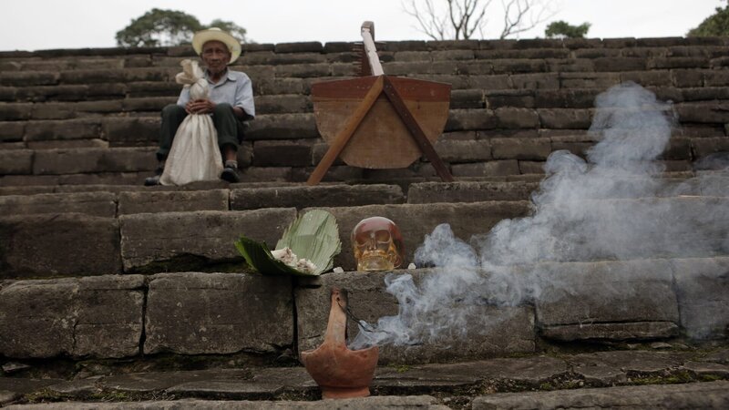 A Ceremony is performed with the Crystal Skull, as seen on Travel Channel’s Legendary Locations. – Bild: The Travel Channel, LLC