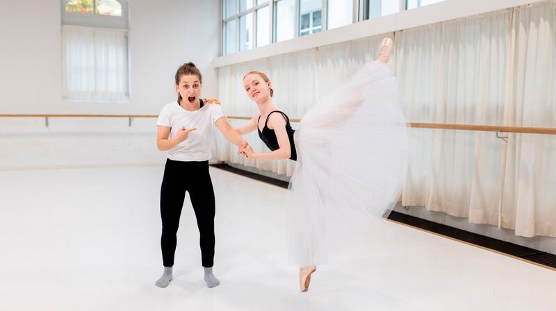 In der Ballettakademie München trifft Marina (links) Tanzstudentin Alica. Sie zeigt ihr, wie sie auf Spitzenschuhen tanzt. – Bild: BR/​megaherz gmbh/​Hans-Florian Hopfner