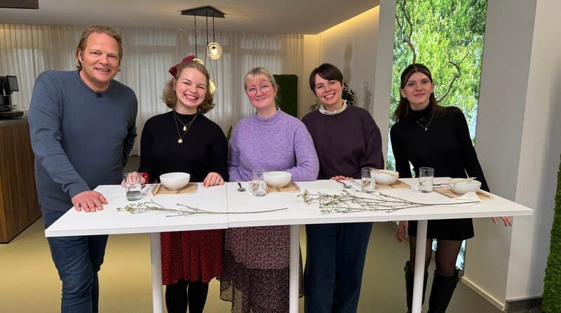 Zusammen mit Mitgliedern der Fakultät Modernes Japan an der HHU Düsseldorf verkostet Björn Freitag (l) unterschiedliche Instant-Nudeln blind. – Bild: WDR