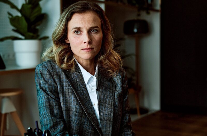 Ella (Karin Hanczewski) übernimmt den Kundenstamm des Ermordeten. – Bild: ARD Degeto/​Mona Film/​Tivoli Film/​Philipp Brozsek