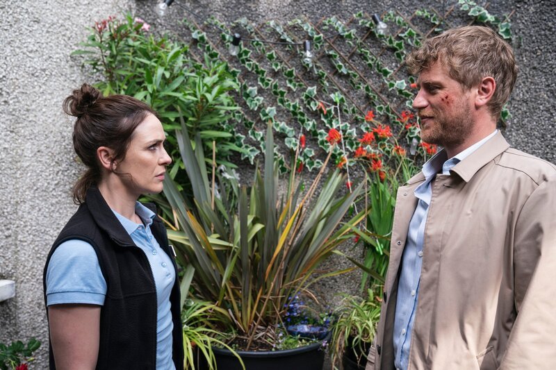 l-r: Janet (Roisin Gallagher),  Seamus (Johnny Flynn) – Bild: Sky Studios /​ Die Verwendung ist nur bei redaktioneller Berichterstattung im Rahmen einer Programmank¸ndigung ab 2 Monate vor der ersten Auss /​ © 2023 Sky Studios Limited