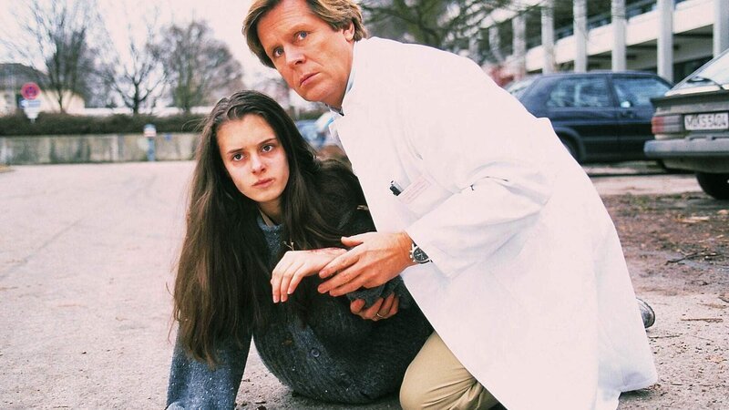 Dr. Stefan Frank (Sigmar Solbach) hilft dem Flüchtlingsmädchen Svetlana (Mirha Joldic). Sie und ihre Geschwister sind für illegale Adoptionen vom Balkan nach Deutschland geholt worden. – Bild: MG RTL D /​ Elke Werner