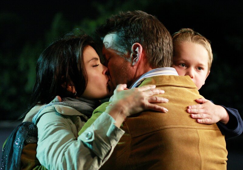 Susan (Teri Hatcher, l.) ist überglücklich, als sie Mike (James Denton, M.) sieht. Er hat sie und M.J. (Mason Vale Cotton, r.) vor Dave gerettet. Doch ist der Alptraum wirklich vorbei? – Bild: Turner /​ COURTESY OF DISNEY MEDIA DISTRIBUTION