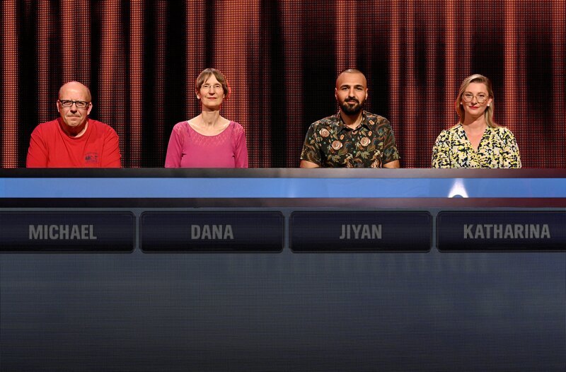 ARD GEFRAGT – GEJAGT FOLGE 904, „Alexander Bommes präsentiert beliebtes Quizformat“, am Montag (02.09.25) um 18:00 Uhr im ERSTEN. Aufzeichnung zum ARD-Quiz „Gefragt-Gejagt“  Die Kandidaten (v.l.n.r. am Panel): Michael Behrendt, Dana Schuster, Jiyan Ekinci, Katharina Wolf – Bild: ARD/​Uwe Ernst