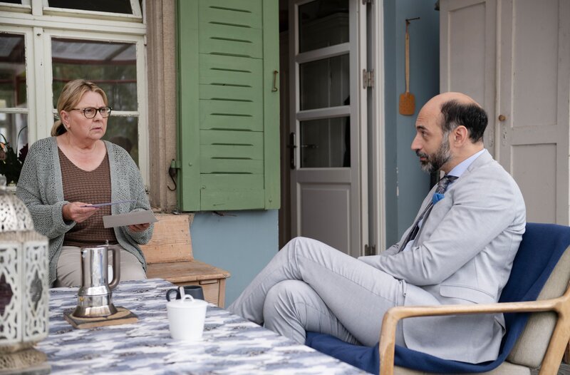 Was haben Theresa Bogner (Ramona Kunze-Libnow, l.), die Mutter der Assistentin der Unternehmerin und Sven Leitmayer (Eray von Egilmez), der Rechtsanwalt der Unternehmerin miteinander zu tun? – Bild: ARD/​Laurent Trümper