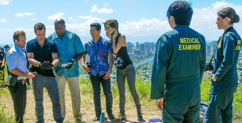 Ein Terrorist, der bewaffnete Drohnen benutzt, um Zivilisten anzugreifen, beschäftigt Danny, Steve, Lou, Chin, Kono, Max und Mindy. – Bild: CBS Broadcasting Inc.