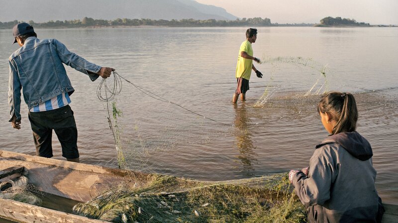 Fischer in Laos’ südlicher Champasak-Provinz werfen ihre Netze im Mekong aus. In Laos bestreitet der Großteil der Bevölkerung seinen Lebensunterhalt mit der Landwirtschaft oder der Fischerei. – Bild: NDR/​Weinert Brothers GbR