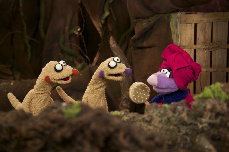 Die Erdmännchen Jan und Henry besuchen die Höhle von Mauli Maulwurf. – Bild: rbb/​bigSmile Ent./​NDR/​MDR