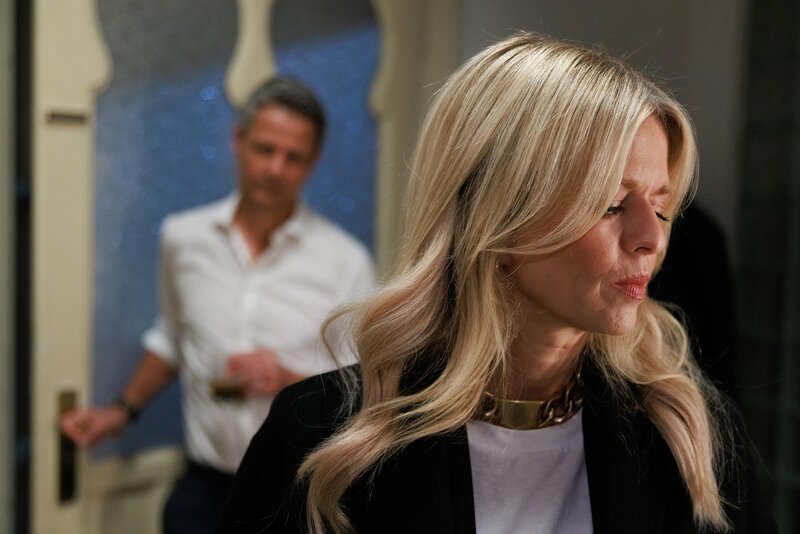 Patrizia (Miriam Lahnstein) lässt Benedikt (Jens Hajek) kämpferisch wissen, dass sie sich von ihm nicht unterkriegen lässt. – Bild: RTL /​ Sebastian Meyer /​ Zwietracht mit Genuss