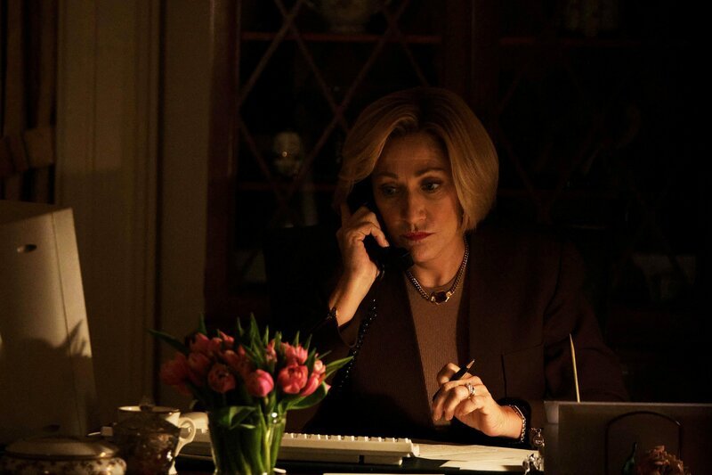 Edie Falco as Hillary Clinton. – Bild: Fox /​ Twentieth Century Fox Film Corporation and FX Productions, LLC.