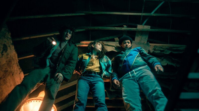 v.l.n.r. Con (Cal O’Driscoll), Zoe (Leia Murphy) und Billy (Justin Daniles Anene) finden einige Leichen im Keller der Familie Greaves. – Bild: WDR/​Deadpan Pictures/​Madeline Mulqueen