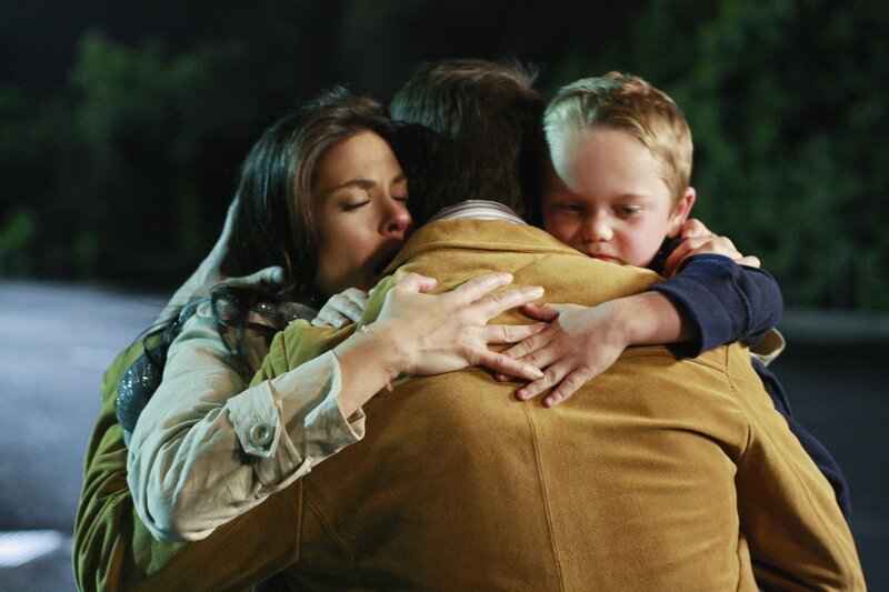 Wird es einen Neuanfang für sie geben? Mike (James Denton, M.), Susan (Teri Hatcher, l.) und M.J. (Mason Vale Cotton, r.) … – Bild: American Broadcasting Companies, Inc.