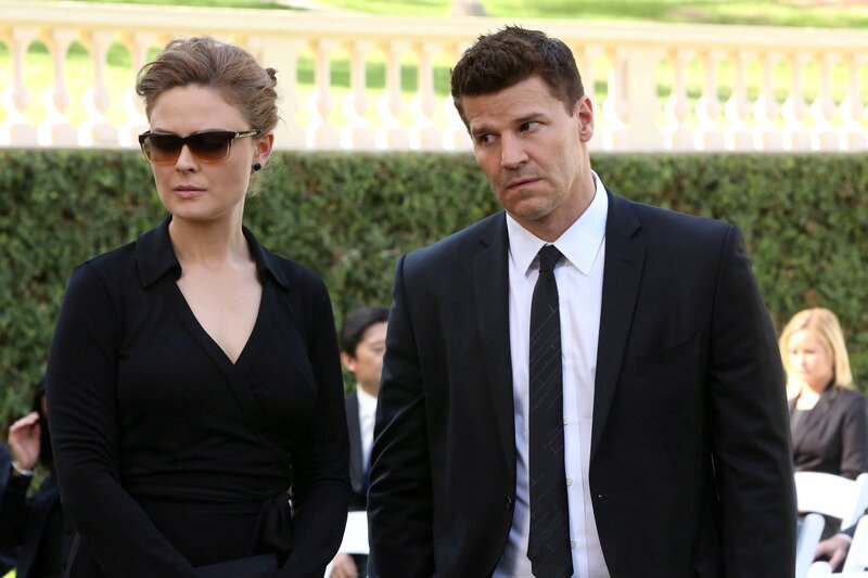 Brennan (Emily Deschanel) und Booth (David Boreanaz) sind zu einer Beerdigung geladen, auf der es zu einer handfesten Überraschung kommt, als der Totgeglaubte plötzlich quicklebendig auftaucht&nbsp;… – Bild: Fox and its related entities