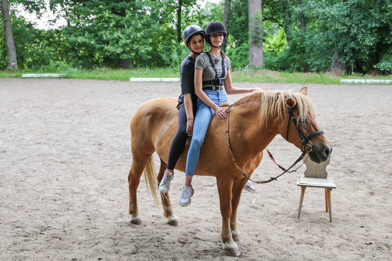 Anna (l.) und Toni (r.) trauen sich und reiten eine erste Runde gemeinsam auf dem Pferd. – Bild: e+u TV /​ ZDF