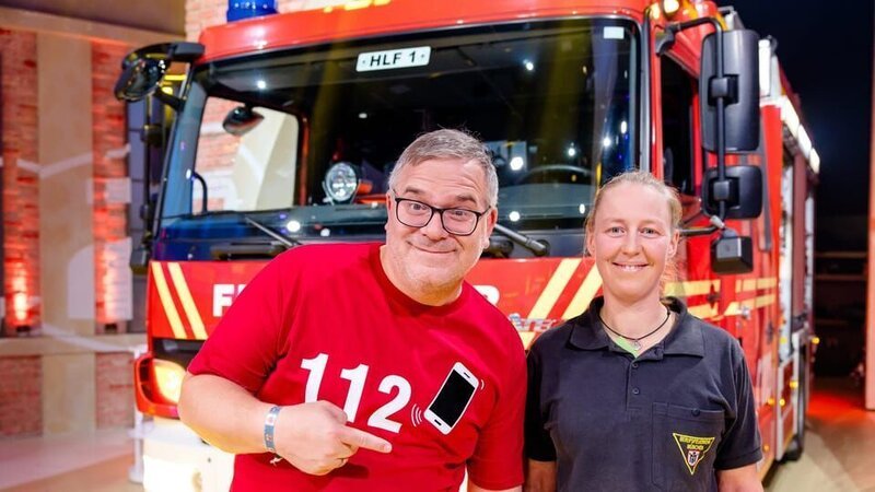 Zu Gast im Studio ist Maria Müller, Brandmeisterin bei der Berufsfeuerwehr in München. – Bild: ZDF/​Ruppgrafie – Nadine Rupp