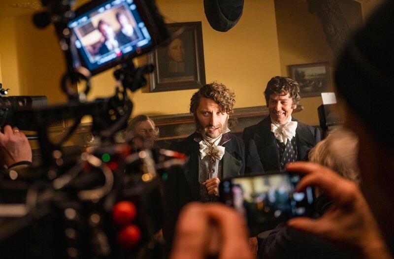 Die beiden Gründer des festordnenden Komitees im Jahres 1823 bei einer Pressekonferenz Heinrich von Wittgenstein (l, Moritz Heidelbach) und Matthias Joseph de Noël (r, Piet Fuchs). – Bild: WDR/2pilots/Martin Rottenkolber Die beiden Gründer des festordnenden Komitees im Jahres 1823 bei einer Pressekonferenz Heinrich von Wittgenstein (l, Moritz Heidelbach) und Matthias Joseph de Noël (r, Piet Fuchs). – Bild: WDR/2pilots/Martin Rottenkolber