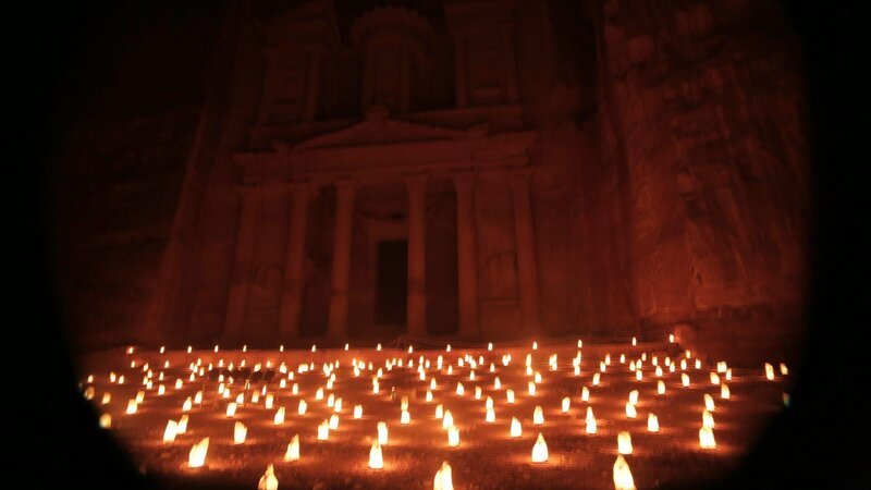 Petra at dark illuminated by candles, as seen on Travel Channel’s Legendary Locations. – Bild: The Travel Channel, LLC.