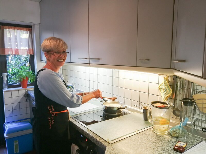 Gastgeberin Uli – Bild: MG RTL D /​ ITV Studios