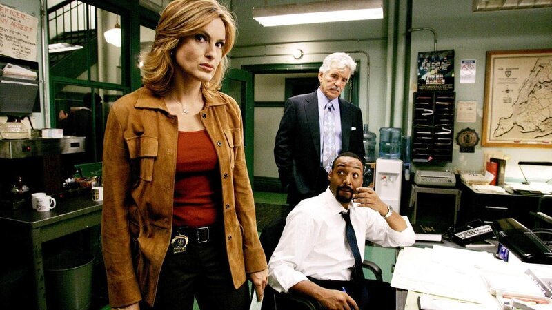 Bei dem ermordeten Patrick Sullivan wird die Visitenkarte von Detective Olivia Benson (Mariska Hargitay) gefunden. Gemeinsam mit den Ermittlern Green (Jesse L. Martin, sitz.) und Fontana (Dennis Farina) macht sie sich auf die Suche nach dem Mörder. – Bild: RTL Deutschland