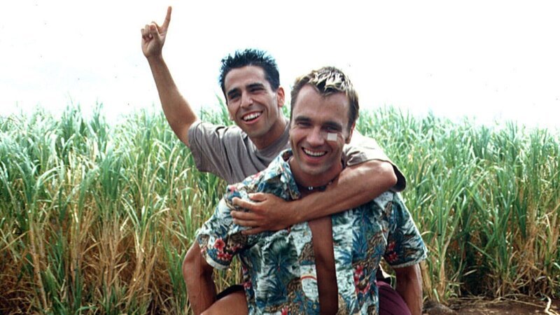 Die beiden Sonnyboys Mickey (Lars Kamper, stehend) und Paniolo (Cesar Lopapa) geraten in eine aufregende Verfolgungsjagd zwischen der Polizei und gefährlichen Drogengangstern …. – Bild: RTL II