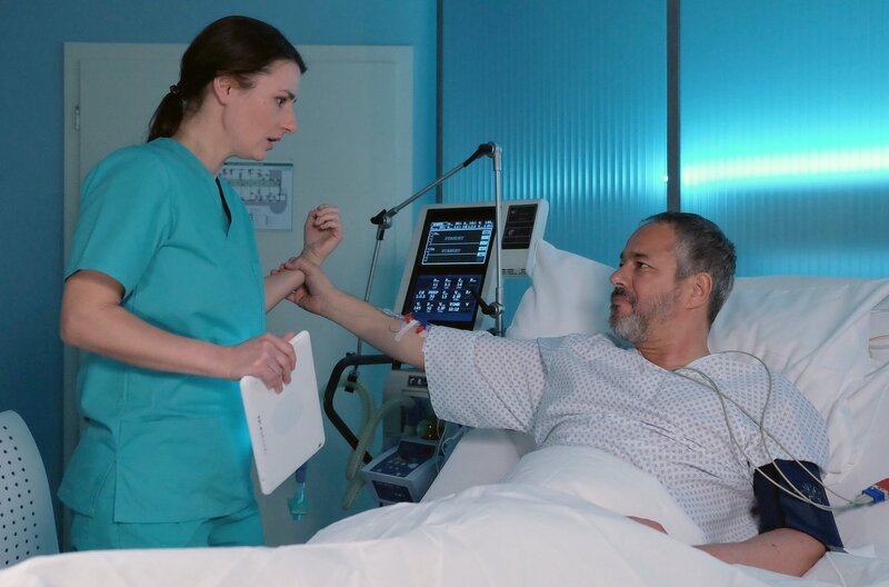 Dr. Maria Weber (Annett Renneberg) erklärt Oberstleutnant Thomas Wiegels (Charles Rettinghaus), dass eine Aussackung an seiner Aorta der Grund für seine Beschwerden ist. Nur zwei Prozent der Patienten mit diesem „Pseudo-Aneurysma“, wie es bei Thomas auftritt, überleben das. Eine erneute Operation ist dringend notwendig. Thomas Wiegels hört sich das alles ruhig an, doch plötzlich wird er handgreiflich. – Bild: MDR/​Saxonia Media/​Sebastian Kiss