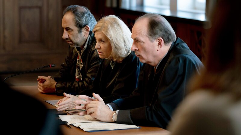 Mordanklage: Isa von Brede (Sabine Postel, M.) und Markus Gellert (Herbert Knaup, r.) verteidigen den türkischen Hausmeister Murat Akbay (Hilmi Sözer, l.) vor Gericht. – Bild: Sat.1 emotions