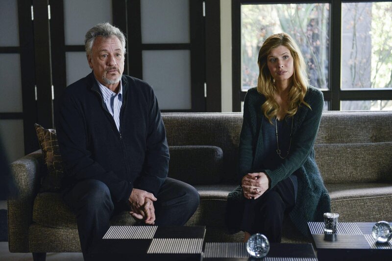 Sind entrüstet über den Verdacht von Jane und Lisbon und weisen jegliche Schuld von sich: Edward Feinberg (John de Lancie, l.) und seine Frau Mae (Jud Taylor, r.) … – Bild: Warner Bros. Television Lizenzbild frei