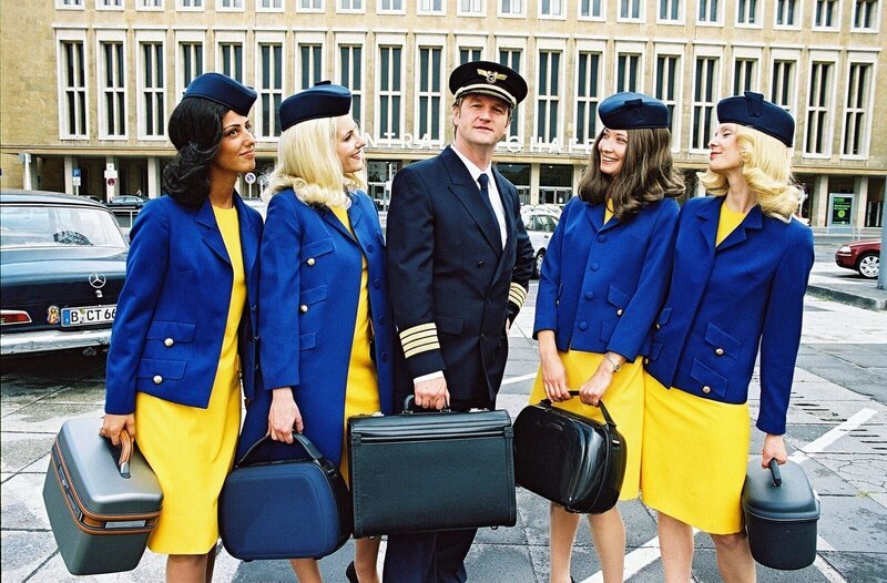 Ende gut, alles gut: Der Hochstapler Schumpeter (Detlev Buck, M.) hat nun Zeit, sich neuen Aufgaben zu widmen … – Bild: SAT.1 /​ Hardy Spitz