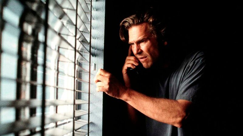 rbb Fernsehen ARLINGTON ROAD, Spielfilm USA 1999, am Samstag (03.01.26) um 23:30 Uhr. Für den misstrauisch gewordenen Michael Faraday (Jeff Bridges) wird das Beschatten seines Nachbarn Oliver Lang zur Obsession. (Lizenzende bis 14.11.2028) – Bild: rbb/​Polygram Holding, Inc.