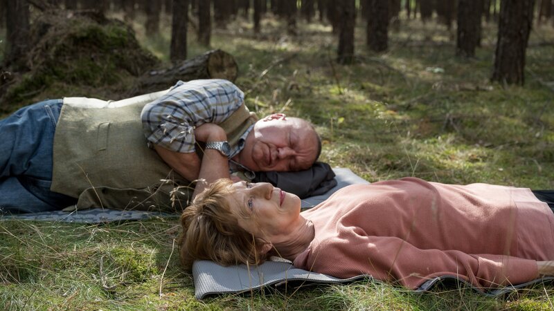 Revierchef Jan-Hinrich Reuter (Udo Kroschwald, l.) hat sein Versprechen eingelöst und Dr. Helene Sturbeck (Katharina Blaschke, r.) zum „Waldbaden“ begleitet. Während Helene die Ruhe genießt, ist Reuter eingeschlafen. – Bild: ZDF und Marc Meyerbröker