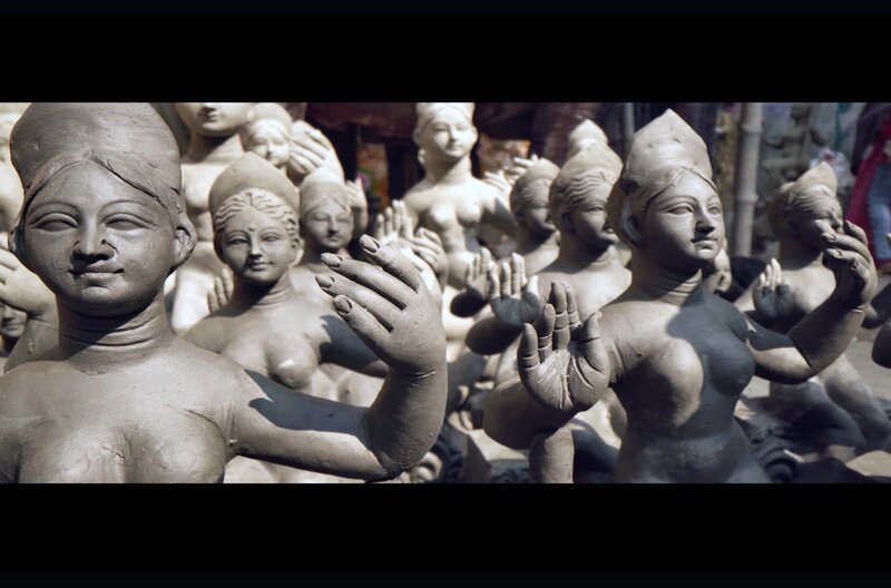 Im Kumartuli-Viertel in Kalkutta werden seit jeher kunstvolle Statuen der Göttin Sarasvati aus Ton geformt. – Bild: ARTE France/​Haut et Court Doc/​Haut et Court TV