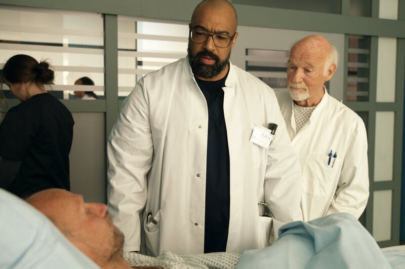 Der Alzheimerpatient Ulrich Isensee (Dietrich Hollinderbäumer, r.) glaubt, noch zu praktizieren und unterstützt Dr. Evans (Tino Führer, l.) bei seiner Visite. – Bild: ZDF und Jochen Braune