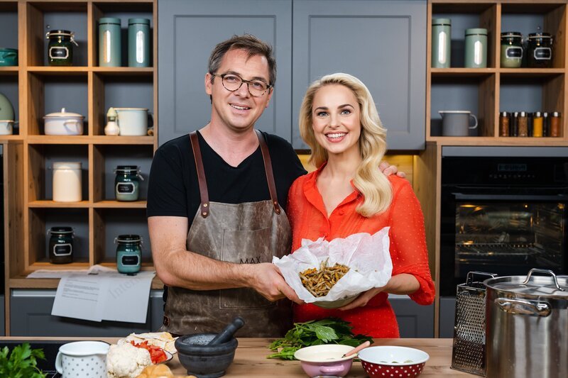 Silvia Schneider, Max Stiegl („Maronischaumsuppe“ und „Ährenfische“). – Bild: ORF/​Silvia Schneider GmbH/​Simeon Baker